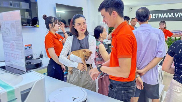 Khách hàng thử nghiệm robot hút bụi tại showroom