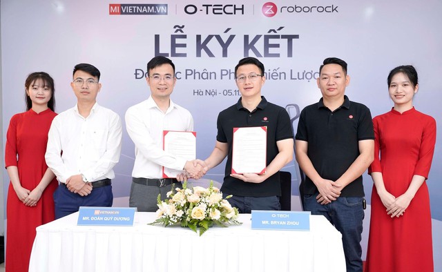 Khu vực trưng bày sản phẩm hợp tác từ các thương hiệu lớn