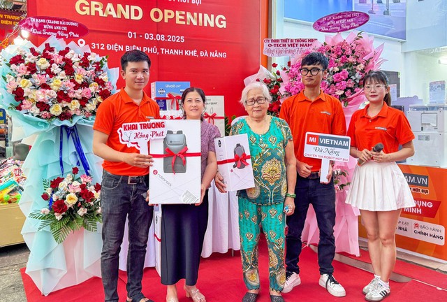 Khách hàng tham gia chương trình bốc thăm với nhiều phần quà hấp dẫn