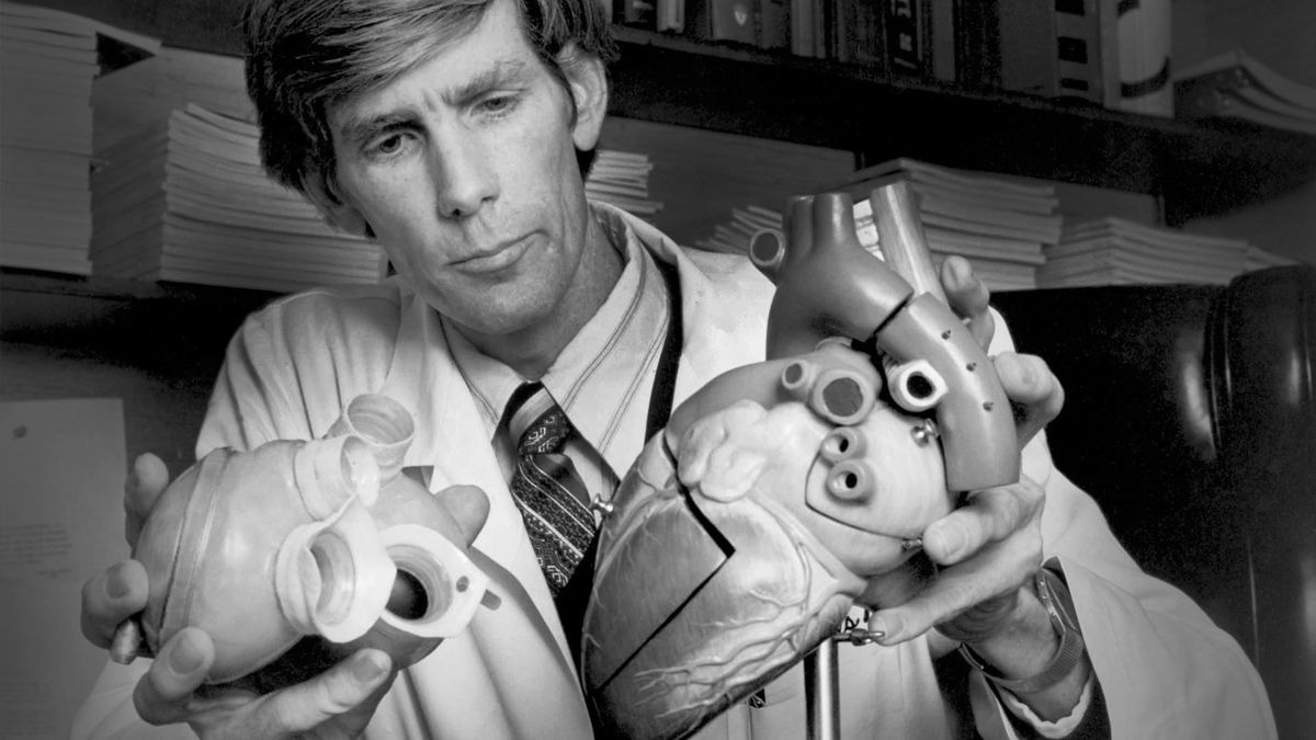 Ca ghép tim nhân tạo đầu tiên trong lịch sử nhân loại diễn ra như thế nào? - Ảnh 2. Barney Clark trong thời gian sống cùng tim nhân tạo